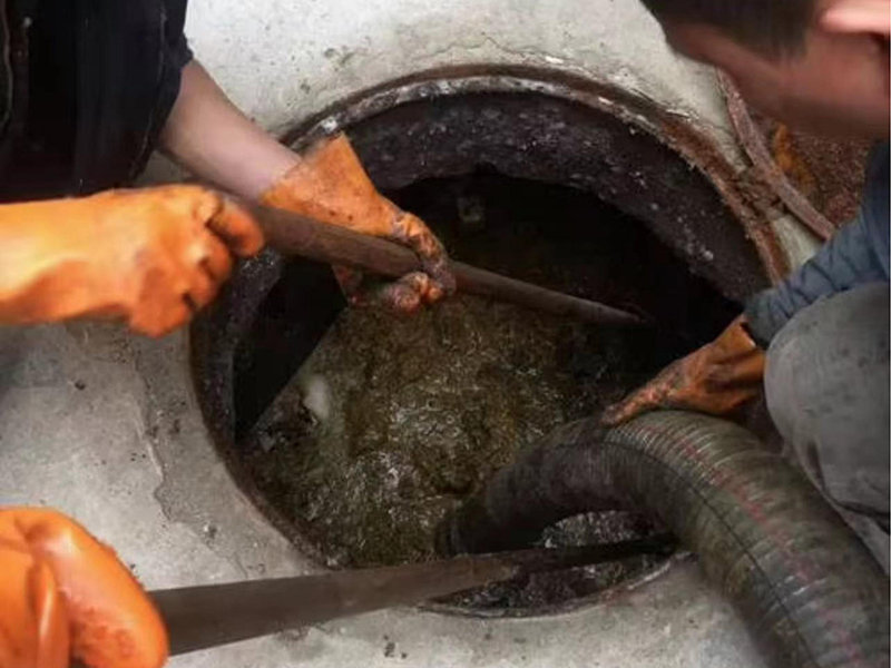 沙县清理化粪池时如何避免沼气的危害？